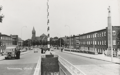 605746 Gezicht in de Spinozaweg te Utrecht vanaf de Spinozabrug.